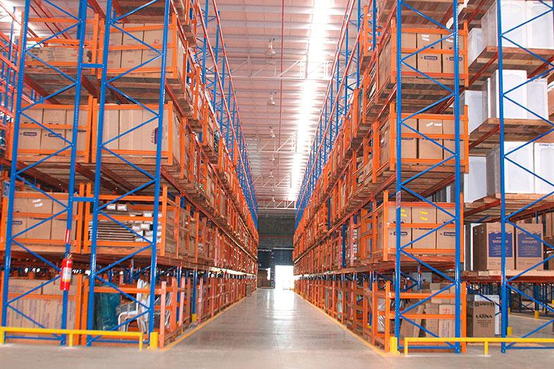 Porta paletes para corredores estreitos: otimizando o espaço de armazenamento